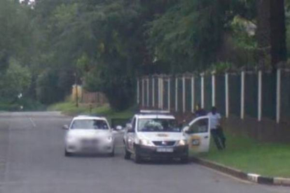 En la imagen se puede ver como los atacantes corren hacia el guardia de seguridad mientras el coche de Google Street View se acerca grabando.-