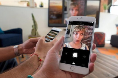 Imagen de un smartphone con Apple TV.-HANDOUT
