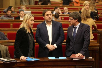 Oriol Junqueras, en el centro, junto a Neus Munté y Carles Puigdemont en el Parlament.-