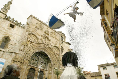 El ángel sale del globo para anunciar la buena nueva a los arandinos.-ISRAEL L. MURILLO