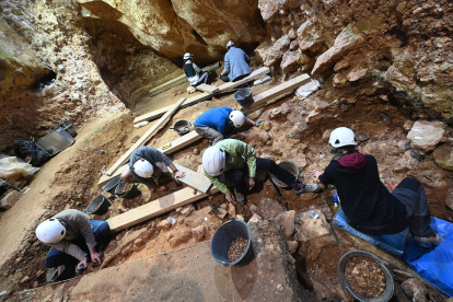 Trabajos en Sima del Elefante donde han traspasado la frontera de 1,4 millones de años. SANTI OTERO