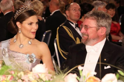 La princesa Victoria, en la cena, sentada junto al premio Nobel de Física John Michael Kosterlitz.-AFP / SOREN ANDERSSON