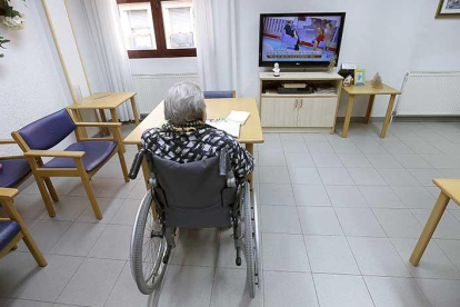 Una usuaria de una residencia de ancianos gestionada por la Diputación ve la televisión.-RAÚL G. OCHOA