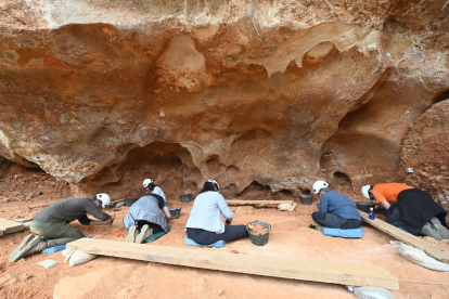 El yacimiento de Galería en Atapuerca, una trampa natural, conserva los restos que los homínidos no querían: torso, costillas y cráneos. SANTI OTERO