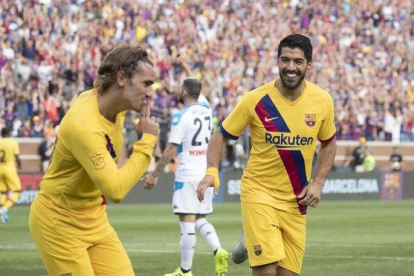 Griezmann y Suárez festejan uno de los goles azulgranas.-