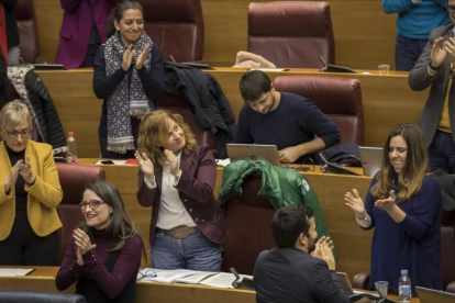 Diputados valencianos, entre ellos la vicepresidenta Mónica Oltra y el conseller de educación Vicent Marzà, aplauden tras la aprobación de la ley-MIGUEL LORENZO