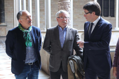 El presidente de la Generalitat, Carles Puigdemont, con los secretarios generales de CCOO, Ignácio Fernández Toxo, y de UGT, Josep Maria Álvarez.-RUBEN MORENO GARCÍA