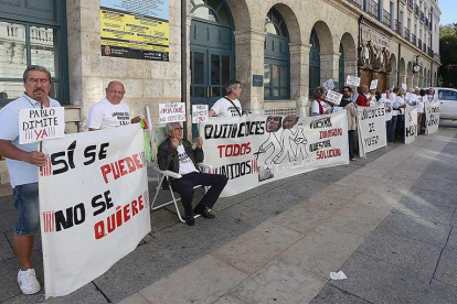 Medio centenar de vecinos se congregaron ayer a las puertas del Palacio Provincial coincidiendo con el pleno.-RAÚL G. OCHOA