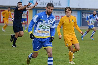 Pau Franch conduce el balón en el choque contra el Burgos CF.-ALBERTO CALVO