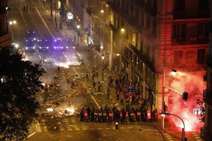 Enfrentamientos entre radicales y policías en la Via Laietana, en Barcelona.-FERRAN NADEU