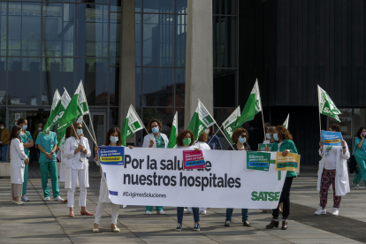 Concentración de enfermeras frente al HUBU para reivindicar las carencias en el Día Internacional de la Mujer Enfermera. SANTI OTERO