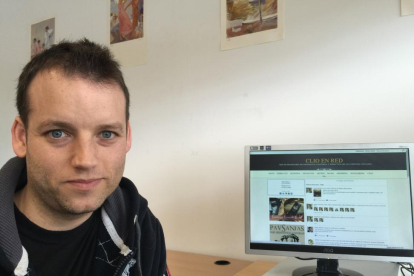 Diego Sobrino, profesor de Geografía e Historia del Centro de Educación Obligatoria La Sierra de Prádena, muestra la aplicación Clío en Red.-EL MUNDO