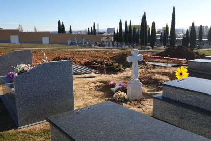 GALERÍA DE FOTOS. Ante la falta de tumbas prefabricadas en el cementerio de Aranda, 8 familias han enterrado a sus familiares en tierra, como antiguamente