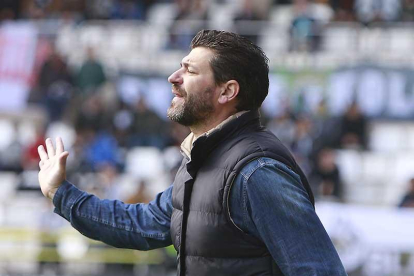 Fernando Estévez da instrucciones a sus jugadores-Raúl G. Ochoa