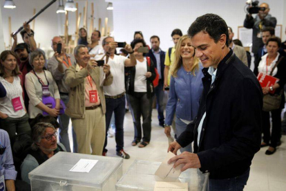 El secretario general del PSOE, Pedro Sánchez, ha ejercido su derecho a voto en las elecciones del 24M.-Foto: JOSÉ LUIS ROCA