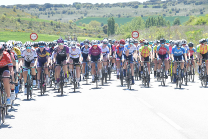 Imagen del gran grupo durante la primera etapa de la Vuelta a Burgos femenina. TWITTER / @VUELTABURGOS