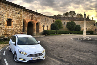 El nuevo Ford Focus, en las inmediaciones de San Pedro Cardeña, presenta un renovado exterior en la parrilla y focos aportando mayor elegancia.-HÉCTOR FUSTEL