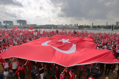 Manifestación pro-Erdogan en la ciudad alemana de Colonia.-EFE / OLIVER BERG