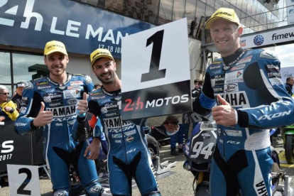 David Checa (derecha) celebra el triunfo en las 24 horas de Le Mans junto a sus compañeros de Yamaha, Niccolo Canepa (izquierda) y Mike di Meglio.-JEAN-FRANCOIS MONIER