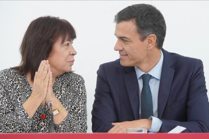 La presidenta del PSOE, Cristina Narbona, y el jefe del Ejecutivo, Pedro Sánchez, este lunes en la sede socialista.-JOSE LUIS ROCA