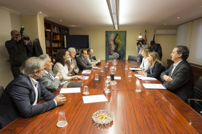 La vicepresidenta de la Junta de Castilla y León, Rosa Valdeón, y la consejera de Familia, Alicia García, mantienen una reunión de trabajo con representantes de ONG para la acogida de refugiados en Castilla y León-Ical