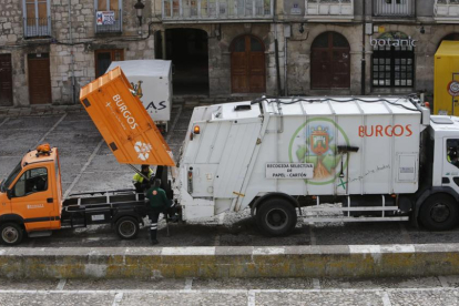 Un camión recibe de otro la recogida de papel usado para su reciclaje y reutilización.-RAÚL OCHOA