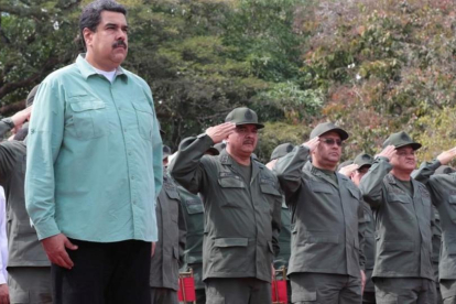 Maduro (izquierda), durante un desfile militar en Campo de Carabolo (Venezuela).-/ REUTERS