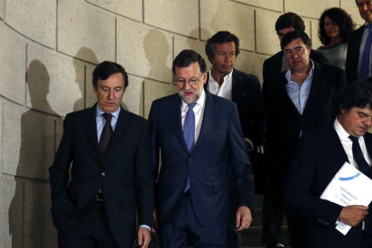 l presidente del Gobierno en funciones, Mariano Rajoy , junto a los populares, Rafael Hernando , Carlos Floriano , José Antonio Bermúdez de Castro  y Jorge Moragas.-EFE / MARISCAL