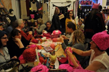 Las impulsoras del 'Pink Power' tejen gorros en la tienda Little Knittery de Los Angeles.-INSTAGRAM