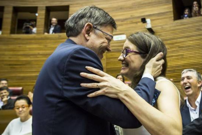 Ximo Puig y Mònica Oltra se dan un abrazo, este jueves, antes de la constitución de las Corts valencianas.-Foto: MIGUEL LORENZO