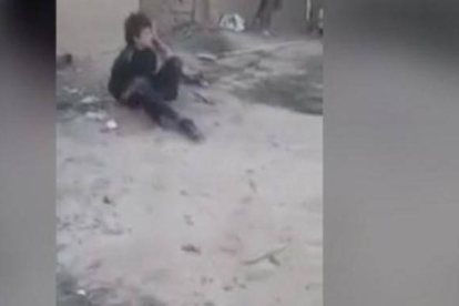 El niño iraquí, momentos antes de ser ejecutado.-
