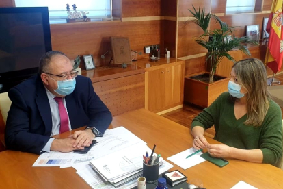 El consejero de Sanidad se entrevistó en Valladolid con la portavoz del grupo popular en el Ayuntamiento de Burgos. ECB