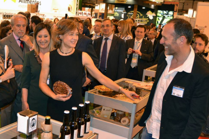 Isabel García Tejerina con una bolsa de almendras garrapiñadas de Briviesca.-ECB