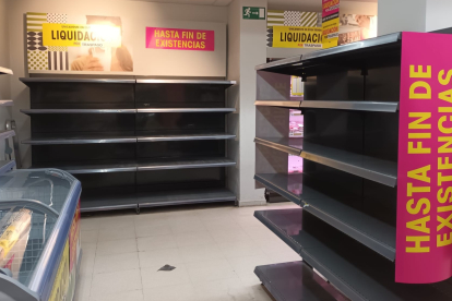 Por primera vez se ven algunos estantes vacíos en los supermercados Plaza de Dia que se van a traspasar a Alcampo. En la imagen, un supermercado de Aranda