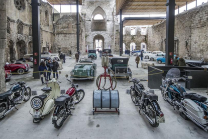 Las motocicletas ocupan un espacio distinguido dentro de la exposición en el Monasterio de San Juan.-ISRAEL L. MURILLO