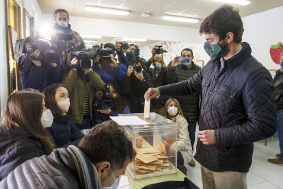 El candidato de Vox, Juan García-Gallardo, vota en su colegio electoral. SANTI OTERO