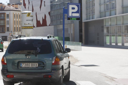 Un vehículo accede al aparcamiento del MEH por la zona habilitada como aprovechamiento de uso público.-RAÚL G. OCHOA