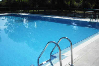 Las piscinas de Aranda carecen a día de hoy de zonas adaptadas para personas con discapacidad física.-L.V.