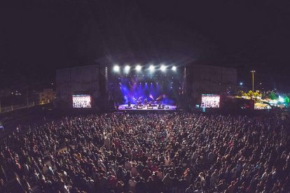 La capital ribereña cambia su fisonomía durante los días del Sonorama, que recibe a miles de personas por la noche (también de día).-Diego Santamaría