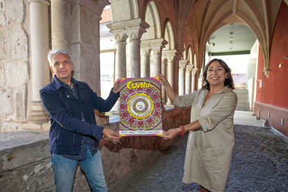 Miguel Ángel Vieira, programador cultural del festival y Raquel Contreras, diputada de Educación y Cultura, posando con el cartel del festival.