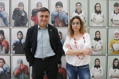 Gervasio Sánchez y Mónica Bernabé, delante de un mosaico de mujeres futbolistas y boxeadoras, que tampoco están libres de la opresión.-Raúl Ochoa