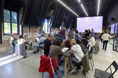 La vieja estación de tren albergó la primera reunión de esta propuesta enmarcada en el III Foro de la Cultura que se alargará hasta primavera.-Raúl Ochoa