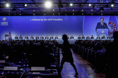 Ceferin, reflejado en la pantalla gigante durante su discurso.-EPA/ANSA