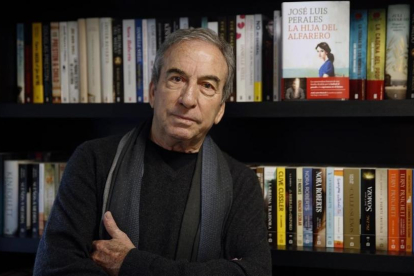 José Luis Perales, en su casa de Madrid.-EFE / PACO CAMPOS