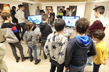 El torneo del videojuego Fortnite se realiza en la sala de exposiciones de la Fundación Caja Rural de Burgos.-ISRAEL L. MURILLO