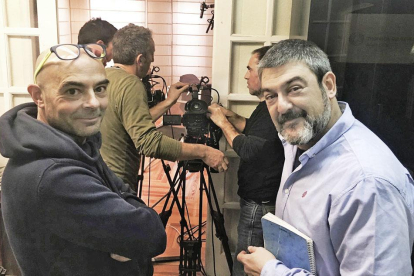 Lino Varela (izquierda), acompañado del guionista del documental, Rodrigo Pérez Barredo, en un momento del rodaje. ECB