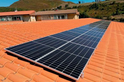 Instalación de placas solares en el tejado de una vivienda. ECB