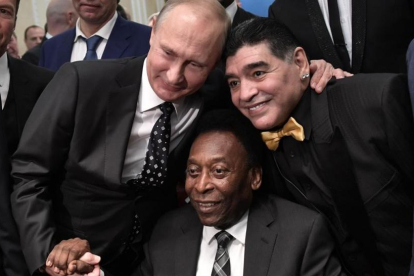 Putin, junto a Maradona y Pelé durante el sorteo del Mundial-2018.-AFP / ALEXEY NIKOLSKY