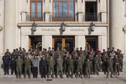Foto de familia de participantes en el curso en la escalinata de acceso al estado mayor de la División en el cuartel Diego Porcelos.-Miguel Alonso
