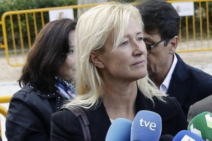 La actriz Ana Duato, el 10 de mayo, a las puertas de la Audiencia Nacional, adonde ha acudido a declarar como investigada por un delito de fraude fiscal.-EFE / J. J. GUILLÉN